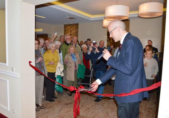 Carl Hahne, Geschäftsführer der Hahne Holding, eröffnet das Seniorenheim.