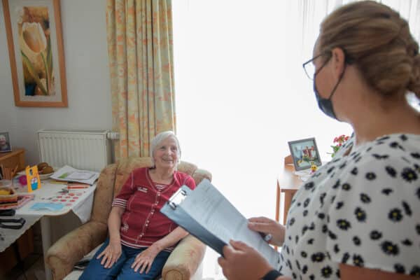 In der Schlaganfall-Visite spricht Koordinatorin Rebecca Olsen mit den Betroffenen und sorgt dafür, dass alle die Unterstützung bekommen, die sie brauchen.