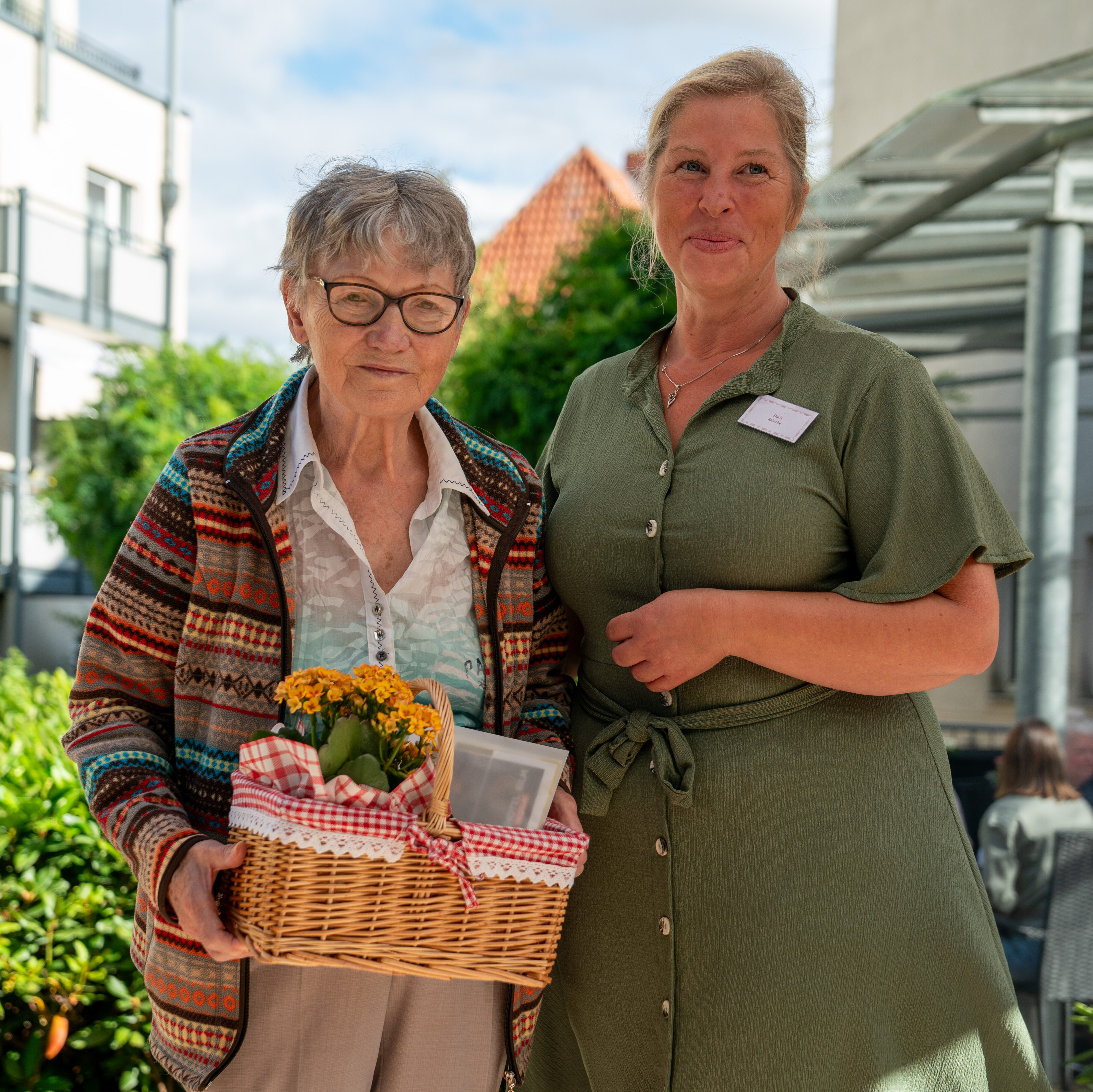 Gewinnerin vom Gewinnspiel "Kuchengabelnschätzen" mit der Pflegedienstleiterin Dorit Reincke beim Residenzfest in Rethen