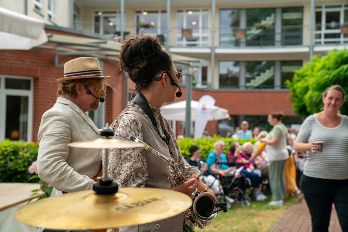Mr. Moonlight sorgt mit seiner Musik für beste Laune bei Bewohnern, Angehörigen und Gästen während des Residenzfestes in Rethen.